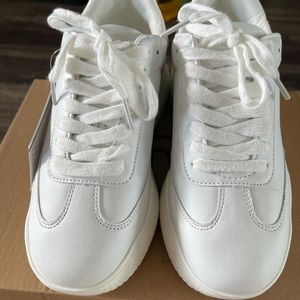 Height platform sneaker